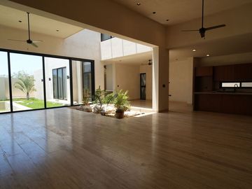 CASA EN VENTA EN MÉRIDA EN PRIVADA NORTEMERIDA CON ACABADOS DE LUJO CON ALBERCA