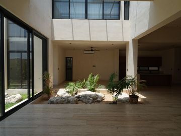 CASA EN VENTA EN MÉRIDA EN PRIVADA NORTEMERIDA CON ACABADOS DE LUJO CON ALBERCA