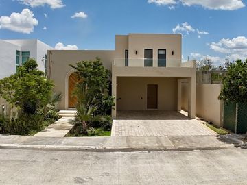 CASA EN VENTA EN MÉRIDA EN PRIVADA NORTEMERIDA CON ACABADOS DE LUJO CON ALBERCA