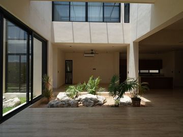 CASA EN VENTA EN MÉRIDA EN PRIVADA NORTEMERIDA CON ACABADOS DE LUJO CON ALBERCA