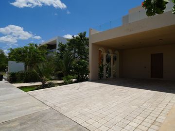 CASA EN VENTA EN MÉRIDA EN PRIVADA NORTEMERIDA CON ACABADOS DE LUJO CON ALBERCA