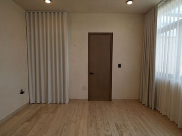 CASA EN VENTA EN MÉRIDA EN PRIVADA NORTEMERIDA CON ACABADOS DE LUJO CON ALBERCA