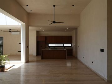 CASA EN VENTA EN MÉRIDA EN PRIVADA NORTEMERIDA CON ACABADOS DE LUJO CON ALBERCA