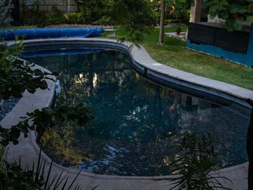 EN PRIVADA JURICA CASA EN VENTA, UNA PLANTA EN 2 TERRENOS CON ALBERCA