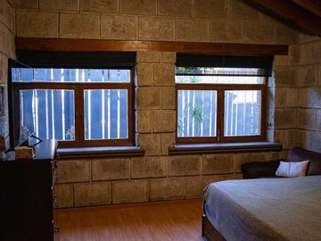 EN PRIVADA JURICA CASA EN VENTA, UNA PLANTA EN 2 TERRENOS CON ALBERCA