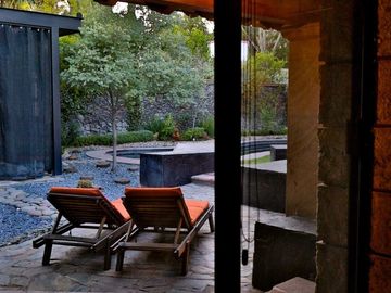 EN PRIVADA JURICA CASA EN VENTA, UNA PLANTA EN 2 TERRENOS CON ALBERCA