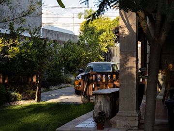 EN PRIVADA JURICA CASA EN VENTA, UNA PLANTA EN 2 TERRENOS CON ALBERCA