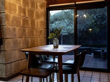 EN PRIVADA JURICA CASA EN VENTA, UNA PLANTA EN 2 TERRENOS CON ALBERCA