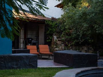 EN PRIVADA JURICA CASA EN VENTA, UNA PLANTA EN 2 TERRENOS CON ALBERCA