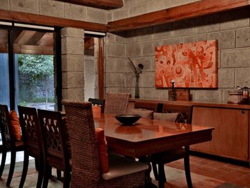 EN PRIVADA JURICA CASA EN VENTA, UNA PLANTA EN 2 TERRENOS CON ALBERCA