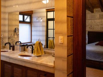 EN PRIVADA JURICA CASA EN VENTA, UNA PLANTA EN 2 TERRENOS CON ALBERCA