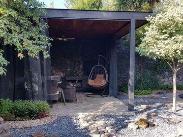 EN PRIVADA JURICA CASA EN VENTA, UNA PLANTA EN 2 TERRENOS CON ALBERCA
