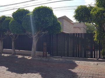 EN PRIVADA JURICA CASA EN VENTA, UNA PLANTA EN 2 TERRENOS CON ALBERCA