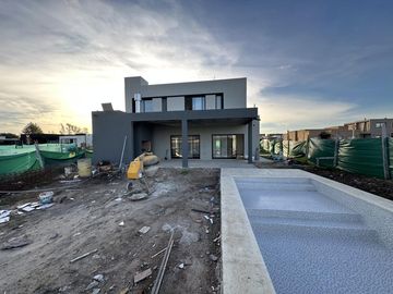 Casa en venta en Barrio Cerrado El Aljibe - 6 Ambientes