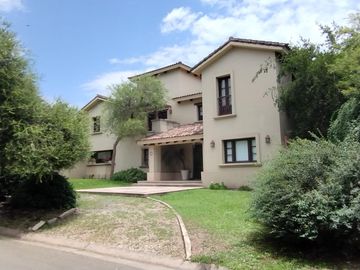 EN VENTA COUNTRY EL BOSQUE CASA CATEGORÍA 2 PLANTAS 5 DORMITORIOS  ZONA NORTE