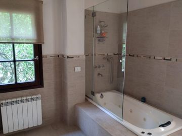 EN VENTA COUNTRY EL BOSQUE CASA CATEGORÍA 2 PLANTAS 5 DORMITORIOS  ZONA NORTE