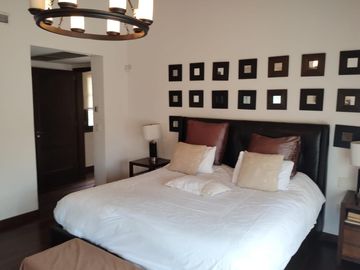 EN VENTA COUNTRY EL BOSQUE CASA CATEGORÍA 2 PLANTAS 5 DORMITORIOS  ZONA NORTE