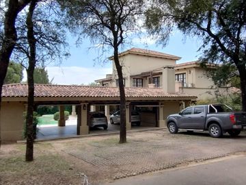 EN VENTA COUNTRY EL BOSQUE CASA CATEGORÍA 2 PLANTAS 5 DORMITORIOS  ZONA NORTE