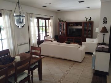 EN VENTA COUNTRY EL BOSQUE CASA CATEGORÍA 2 PLANTAS 5 DORMITORIOS  ZONA NORTE