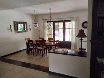 EN VENTA COUNTRY EL BOSQUE CASA CATEGORÍA 2 PLANTAS 5 DORMITORIOS  ZONA NORTE