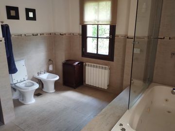 EN VENTA COUNTRY EL BOSQUE CASA CATEGORÍA 2 PLANTAS 5 DORMITORIOS  ZONA NORTE