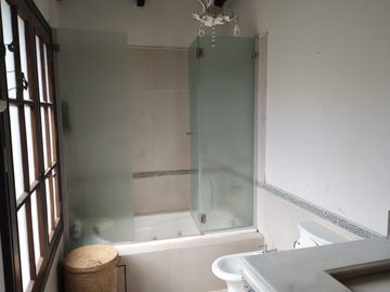 EN VENTA COUNTRY EL BOSQUE CASA CATEGORÍA 2 PLANTAS 5 DORMITORIOS  ZONA NORTE
