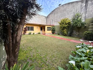 PH AL FRENTE CON JARDIN Y QUINCHO EN SAN MARTIN - APTO CREDITO