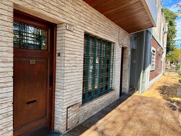 PH AL FRENTE CON JARDIN Y QUINCHO EN SAN MARTIN - APTO CREDITO