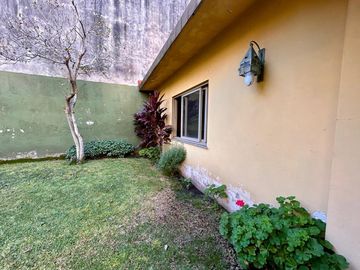 PH AL FRENTE CON JARDIN Y QUINCHO EN SAN MARTIN - APTO CREDITO