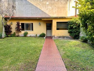 PH AL FRENTE CON JARDIN Y QUINCHO EN SAN MARTIN - APTO CREDITO