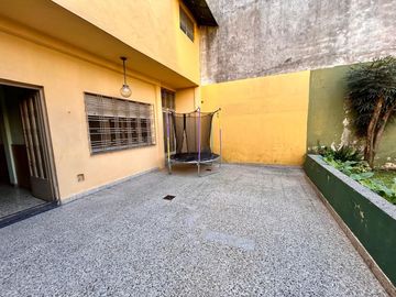 PH AL FRENTE CON JARDIN Y QUINCHO EN SAN MARTIN - APTO CREDITO