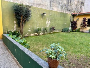 PH AL FRENTE CON JARDIN Y QUINCHO EN SAN MARTIN - APTO CREDITO