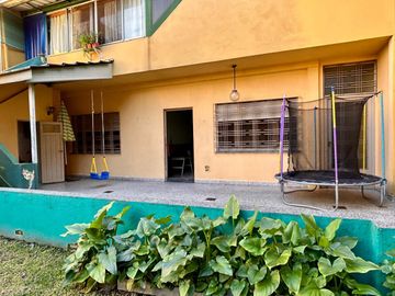 PH AL FRENTE CON JARDIN Y QUINCHO EN SAN MARTIN - APTO CREDITO