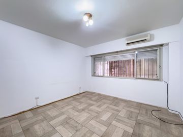 VENTA DE DEPARTAMENTO 2 AMBIENTES INTERNO EN PRIMER PISO EN RECOLETA