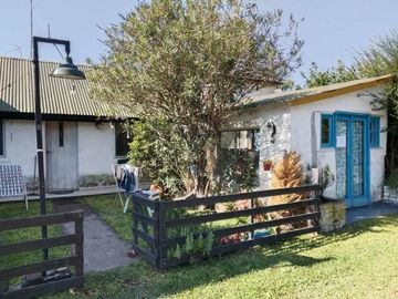 Preciosa Casa 2 dormitorios Country Roda. Las Azucenas  al 2800