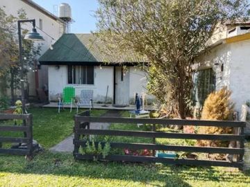 Preciosa Casa 2 dormitorios Country Roda. Las Azucenas  al 2800