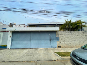 CASA EN VENTA EN JARDINES DEL BOSQUE, GUADALAJARA