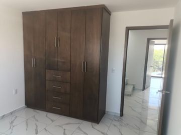 Se Vende Casa en Juriquilla, 3 Recamaras, Jardín, 2.5 Baños, Roof Garden, LUJO!