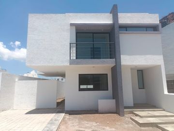 Se Vende Casa en Juriquilla, 3 Recamaras, Jardín, 2.5 Baños, Roof Garden, LUJO!