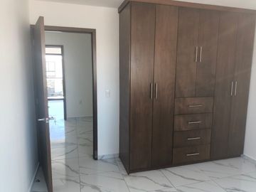 Se Vende Casa en Juriquilla, 3 Recamaras, Jardín, 2.5 Baños, Roof Garden, LUJO!