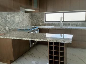 Se Vende Casa en Juriquilla, 3 Recamaras, Jardín, 2.5 Baños, Roof Garden, LUJO!