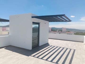 Se Vende Casa en Juriquilla, 3 Recamaras, Jardín, 2.5 Baños, Roof Garden, LUJO!