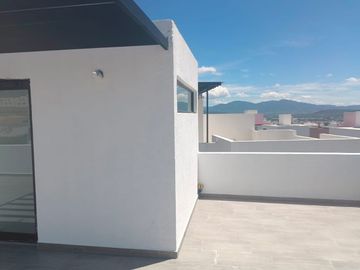 Se Vende Casa en Juriquilla, 3 Recamaras, Jardín, 2.5 Baños, Roof Garden, LUJO!