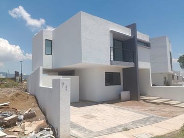 Se Vende Casa en Juriquilla, 3 Recamaras, Jardín, 2.5 Baños, Roof Garden, LUJO!