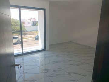 Se Vende Casa en Juriquilla, 3 Recamaras, Jardín, 2.5 Baños, Roof Garden, LUJO!