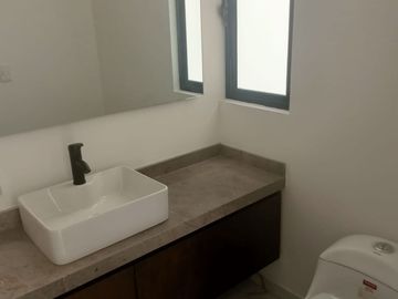 Se Vende Casa en Juriquilla, 3 Recamaras, Jardín, 2.5 Baños, Roof Garden, LUJO!