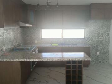 Se Vende Casa en Juriquilla, 3 Recamaras, Jardín, 2.5 Baños, Roof Garden, LUJO!