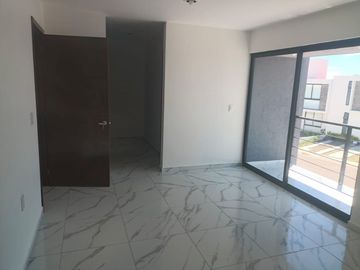 Se Vende Casa en Juriquilla, 3 Recamaras, Jardín, 2.5 Baños, Roof Garden, LUJO!