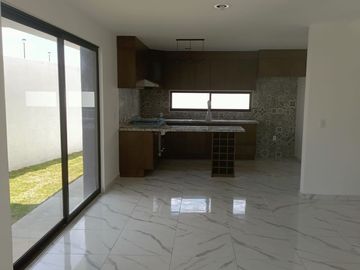 Se Vende Casa en Juriquilla, 3 Recamaras, Jardín, 2.5 Baños, Roof Garden, LUJO!