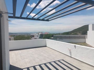 Se Vende Casa en Juriquilla, 3 Recamaras, Jardín, 2.5 Baños, Roof Garden, LUJO!